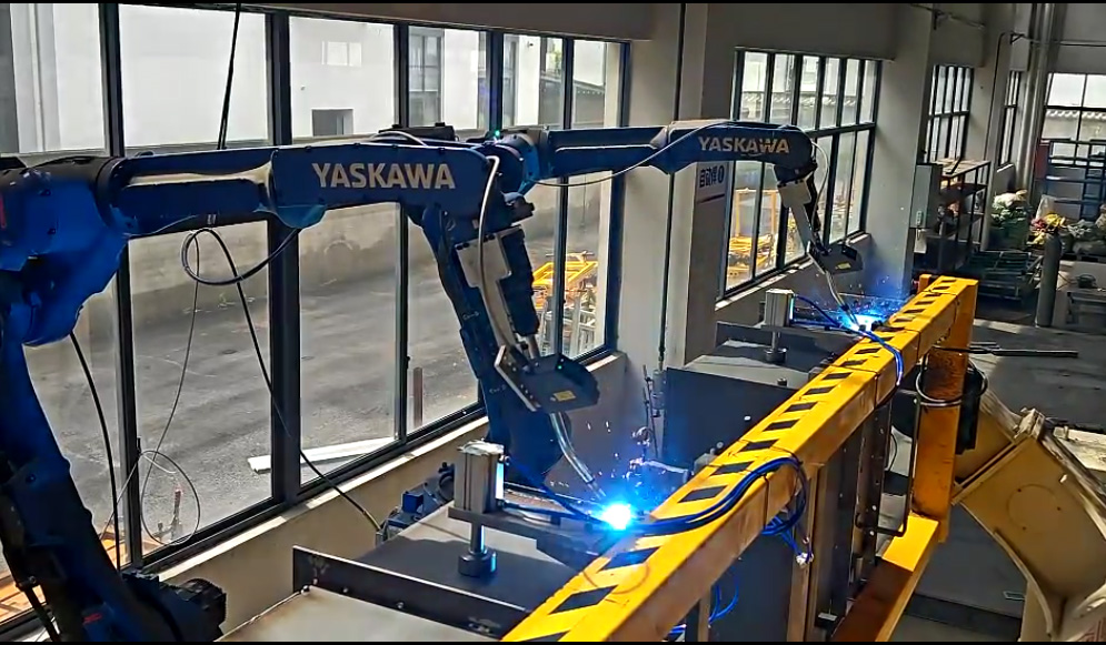 创想智控激光焊缝跟踪器在变压器油箱焊接中的应用——安川机器人双机协同解决方案