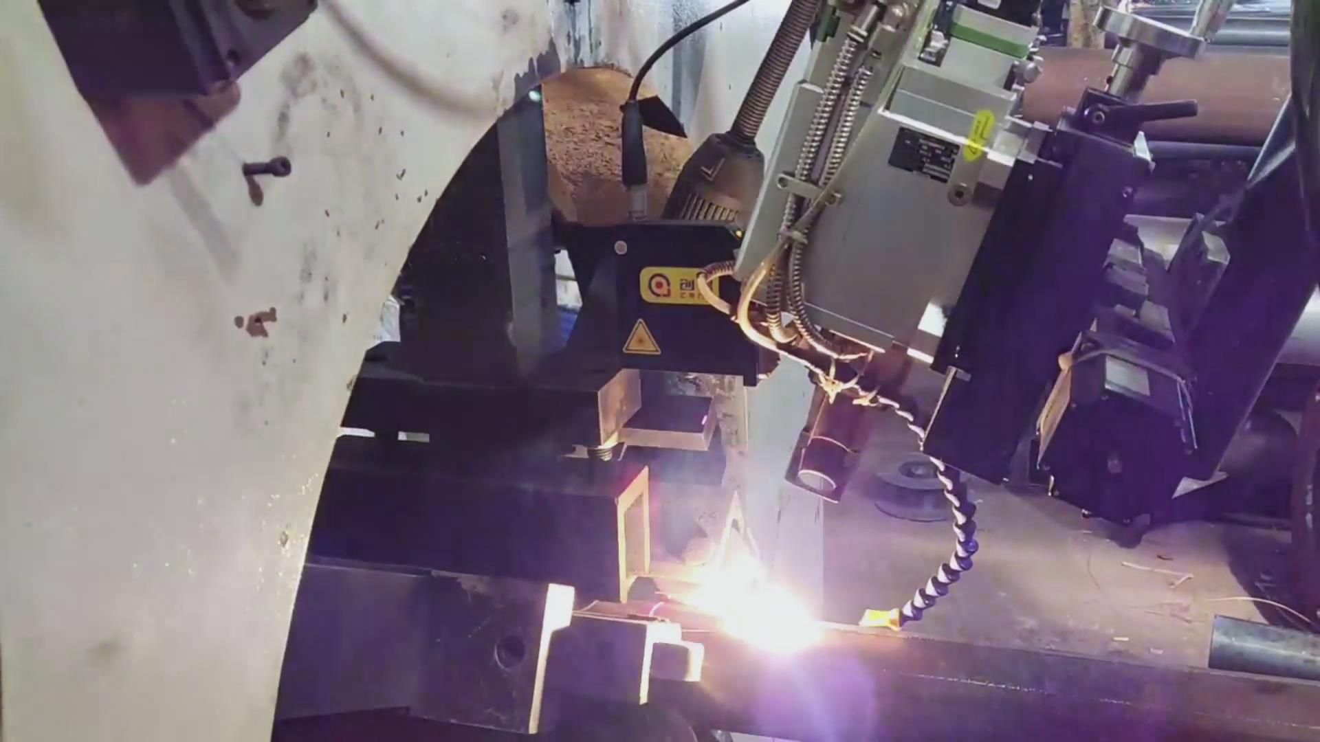 创想智控激光焊缝跟踪器应用于专机，实现灯杆焊接全自动化升级